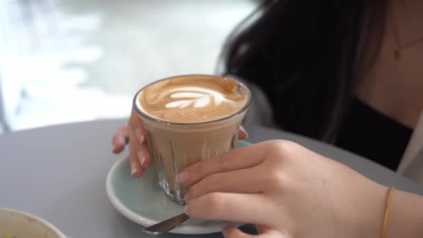 음료를 마시고 라떼를 시음하는 기분좋게 환경에서 음료를 마시는 — 비디오