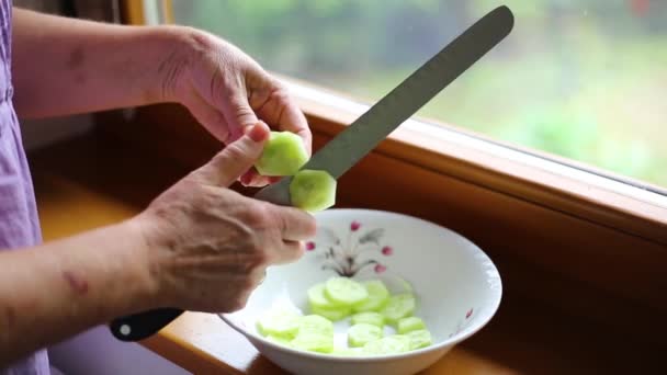 Obrać Wyciąć Ogórek Nożem Pomarszczonych Rąk — Wideo stockowe