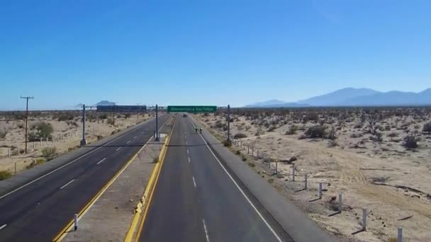 고속도로 올라가는 드론의 — 비디오
