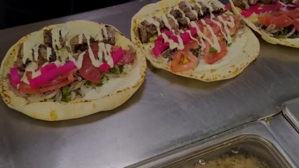 Närbild Zooma Pita Wrap Kebab Shish Shawarma Lamm Nötkött Smörgåsar — Stockvideo