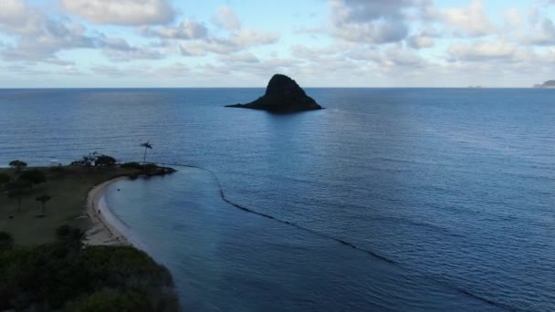 Drone Che Vola Verso Una Mini Isola Alle Hawaii — Video Stock