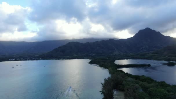 Moli Visvijver Kane Ohe Baai Luchtfoto Pan Rechts Onthult Een — Stockvideo