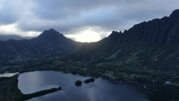 Kualoa Valley Oahu Hawaii Aerial Establishing Shot Showcasing Mountains Valley — Stock Video