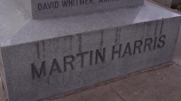 マーティン ハリスの名前はオリバー カウダーディの墓とモルモン書と天使モロニの証人の一人とリッチモンドのモルモン教徒の創設者の一人の墓石 — ストック動画