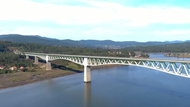Pont Ferroviaire Sur Rivière Ulla Village Les Bâtiments Industriels Rive — Video