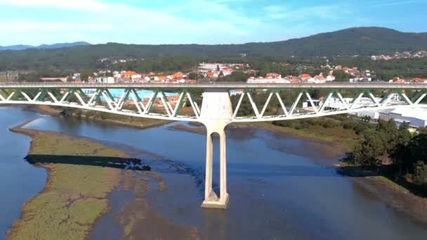 Eisenbahnbrücke Mit Stromleitungen Über Den Fluss Ulla Bei Niedrigem Wasserstand — Stockvideo