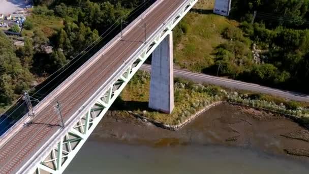 Vliegen Spoorbrug Met Elektriciteitsleidingen Modder Bomen Van Oever Van Ulla — Stockvideo