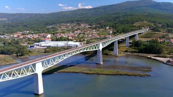 Puente Ferroviario Sobre Río Ulla Pueblo Los Edificios Industriales Las — Vídeo de stock