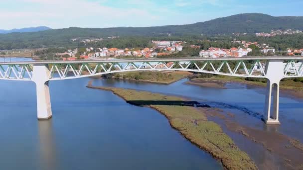 Spoorbrug Ulla Dorps Industriegebouwen Beboste Bergen Zonnige Blauwe Lucht Orizonte — Stockvideo