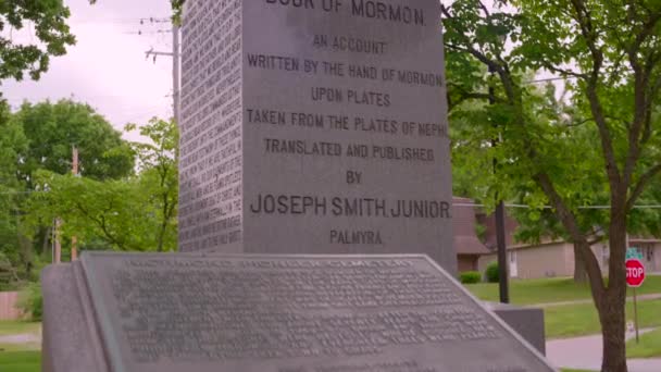 Uma Placa Frente Local Descanso Oliver Cowdery Lápide Uma Das — Vídeo de Stock