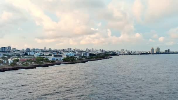 Vista Aérea Sobre Océano Hacia Malecón Ciudad Santo Domingo Puesta — Vídeo de stock