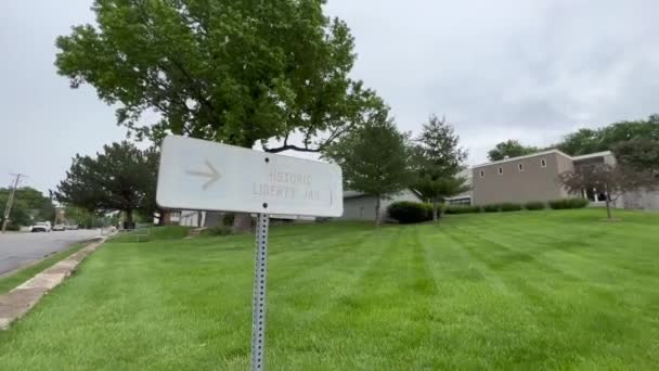 Verweerd Bord Met Locatie Van Liberty Jail Mormon Visitor Center — Stockvideo