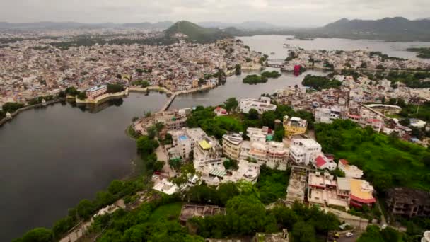 Vista Panorámica Aérea Los Edificios Blancos Cima Colina Ciudad Udaipur — Vídeos de Stock