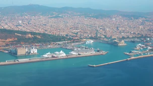 バルセロナの港を越えてエルプラット空港に到着した飛行機の窓からの航空画像 — ストック動画