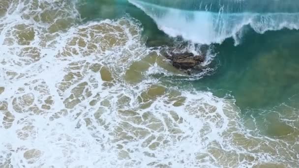 Onda Azul Cor Esmeralda Mar Cantábrico Atingindo Praia Ilha Isla — Vídeo de Stock