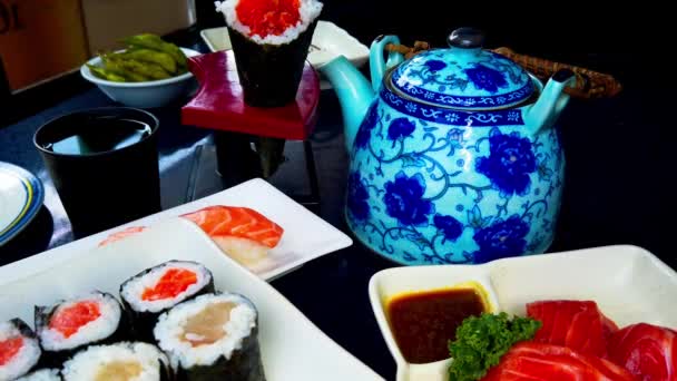 Sushi Roll Plaat Draaien Met Achtergrond Wilde Zalm Sashimi Traditionele — Stockvideo