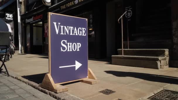 Liten Skylt Gångväg Som Visar Vintage Store Chester Centrum — Stockvideo