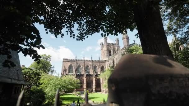 英国切斯特大教堂阳光下慢镜头滑过铁栏杆的前景 — 图库视频影像