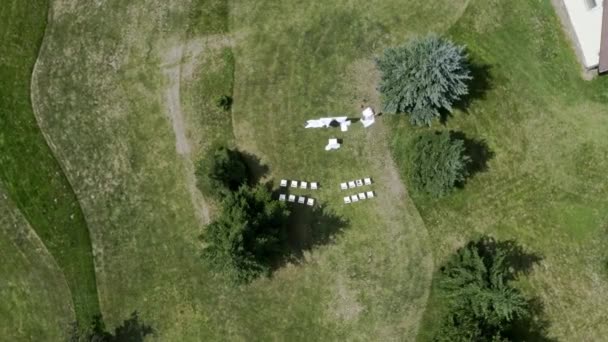 Biały Ołtarz Krzesła Między Drzewami Świeżym Powietrzu Ślub Nad Głową — Wideo stockowe