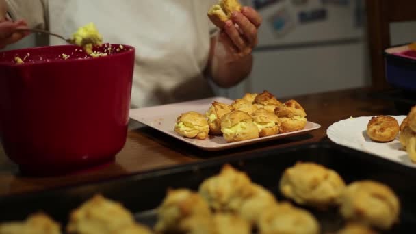 Bir Kadın Bıçakla Profiterol Kesti Choux Kremiyle Doldurdu — Stok video