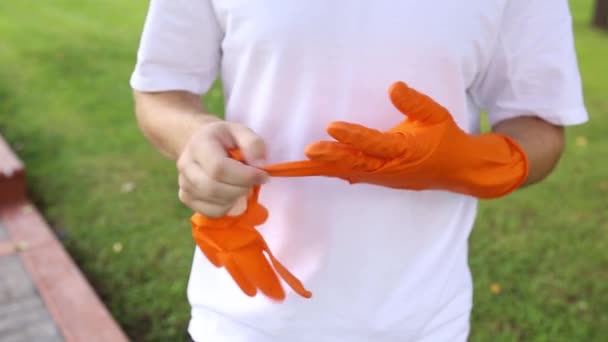 Adam Ellerine Turuncu Koruyucu Eldivenleri Koyuyor Çıkartıyor Temizlemeye Başlamaya Hazırlanıyor — Stok video