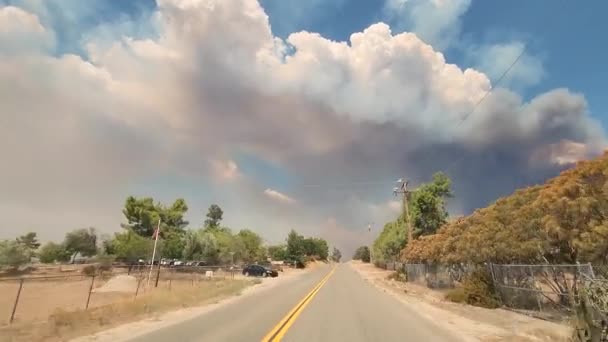 Coche Avanza Gran Velocidad Hacia Los Incendios Forestales Través Del — Vídeos de Stock