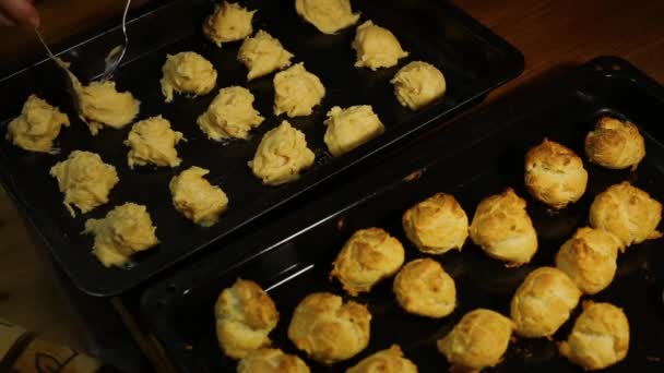 Mujeres Manos Haciendo Forma Perfecta Hojaldre Crema Fresca Profiterole Crema — Vídeos de Stock