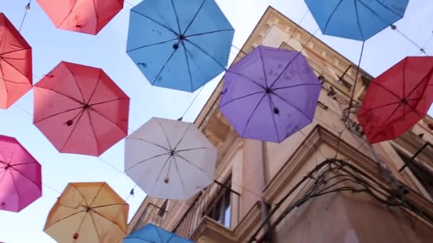 Kleurrijke Paraplu Hangen Een Smalle Straat Oude Binnenstad Van Catania — Stockvideo