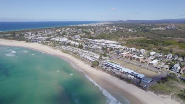 Flygfoto Över Kingscliff Beach Bowls Club Och Kuststaden Vid Dagsljus — Stockvideo