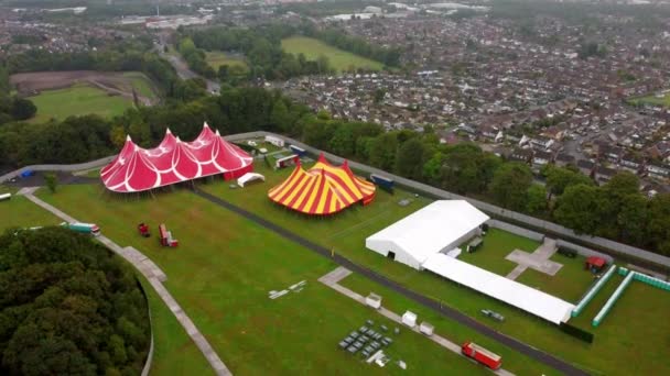 Aerial Etablera Skott Titta Ner Massiva Tält Påminnelse Musikfestival — Stockvideo