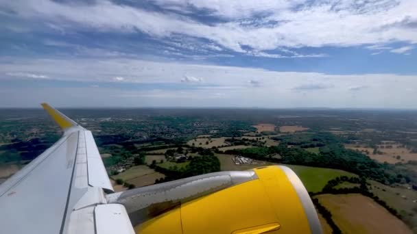 Passagierperspektive Des Gelben Düsenflugzeugs Tragfläche Und Triebwerk Während Des Starts — Stockvideo