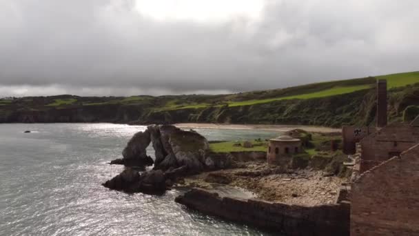 Porth Wen Luftaufnahme Hinunter Verlassene Viktorianische Ziegelfabrik Bleibt Der Erodierten — Stockvideo