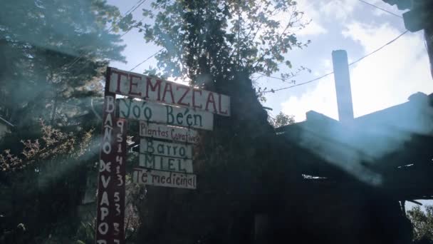 Ein Schild Vor Einer Traditionellen Temazcal Hütte Den Bergen Mexikos — Stockvideo