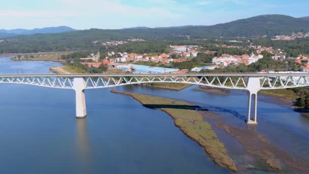 Puente Ferroviario Sobre Río Ulla Pueblo Los Edificios Industriales Las — Vídeo de stock