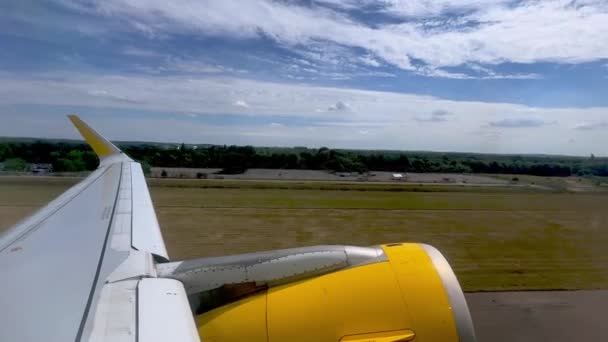 英国盖特威克伦敦机场起飞过程中黄色喷气式商业飞机翼和发动机的乘客观点 — 图库视频影像