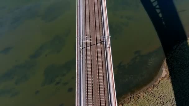 沼の上を鉄道橋の中央を飛び 晴れた日にはウラ川のターコイズブルーの水の上を飛び 頭上を飛ぶドローンを転がしながら前進し カタイラ ガリシア スペイン — ストック動画