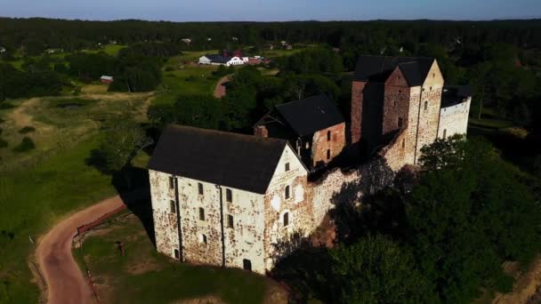 Flygfoto Runt Kastelholma Slott Sommarkväll Ahvenanmaa Finland Bana Drönarskott — Stockvideo