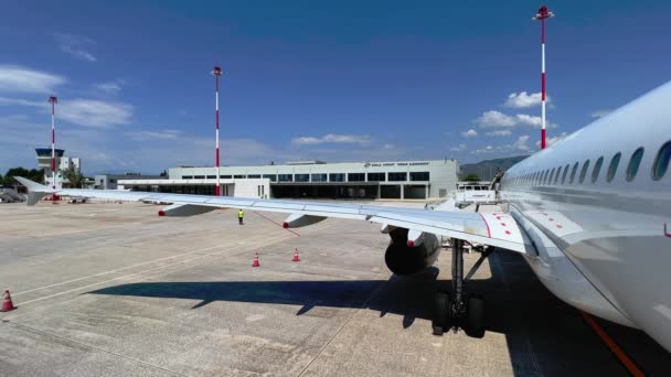 Vedere Unghi Larg Ușa Din Spate Avionului Parcat Aeroportul Grec — Videoclip de stoc