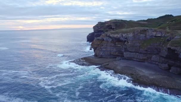 Mavi Renkli Cantabrian Denizinin Adasının Güneş Batarken Dalgalarını Yakalıyor — Stok video