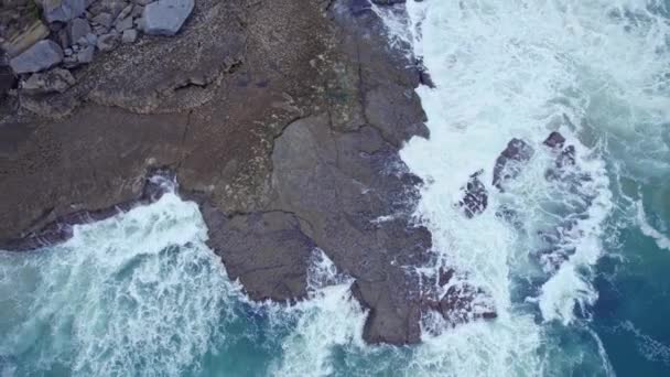 ドローンは 大きな高さからカンタブリア海とイスラ島の海岸をキャプチャします — ストック動画