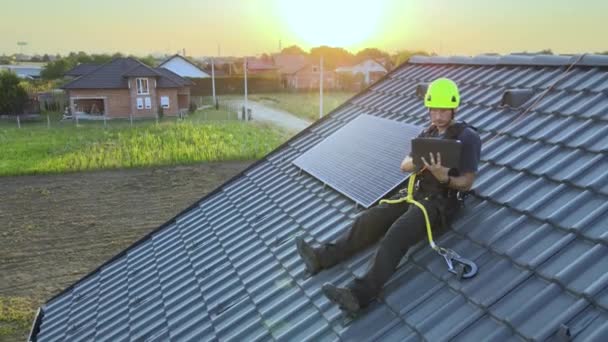 太陽光発電技術者は 屋上にパネルを設置する際のエネルギー出力と角度の効率と生産を監視しています — ストック動画