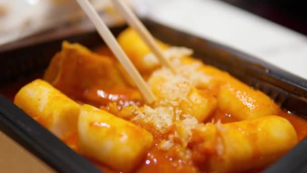 Chopsticks Διαλέγουν Ένα Πικάντικο Κέικ Ρυζιού Tteokbokki Επίσης Γράφεται Ddukbokki — Αρχείο Βίντεο