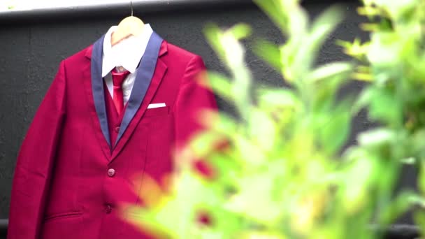 Roter Anzug Hing Zaun Mit Vordergrund — Stockvideo