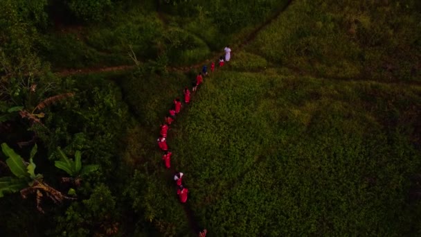 Plano Aéreo Los Pueblos Tribales Caminando Hacia Montaña — Vídeos de Stock