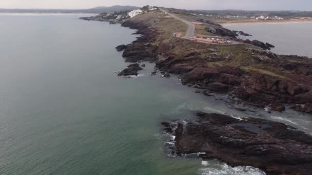 乌拉圭埃斯特角Punta Ballena地区岩石海岸线的空中景观 轨道拍摄 — 图库视频影像