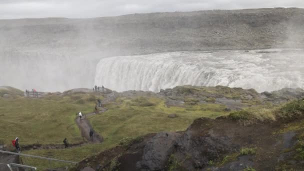 Cascadas Detifoss Islandia Con Gente Tiro Ancho Por Caídas — Vídeos de Stock