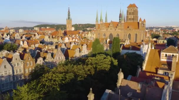 Drone Vliegt Naar Mary Basiliek Het Stadhuis Gdansk Old Town — Stockvideo