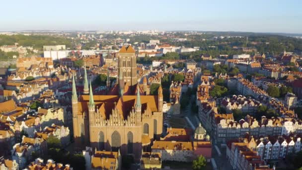 Drone Banen Boven Mary Basilica Onthult Historische Oude Stad Gdansk — Stockvideo