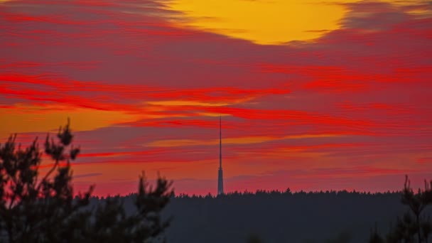 Tid Förflutit För Hög Radiotorn Bakgrunden Videon Otrolig Rödaktig Solnedgång — Stockvideo