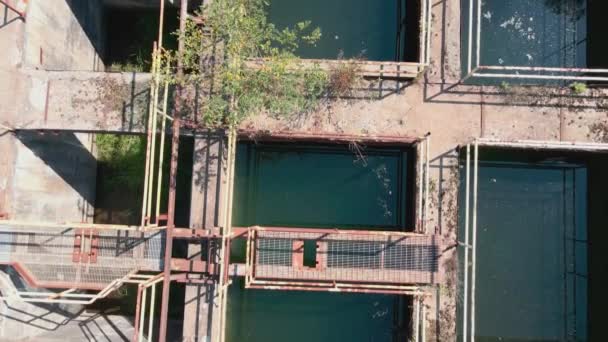 Kippen Von Wasser Das Sich Den Kanälen Zum Turm Sammelt — Stockvideo